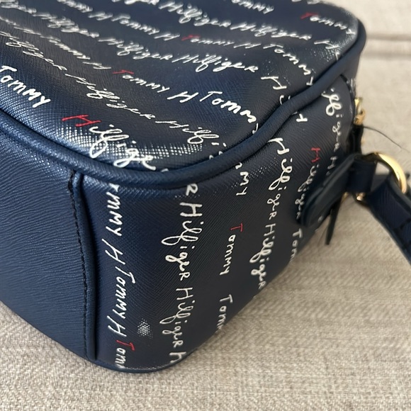 Tommy Hilfiger crossbody purse - Picture 9 of 12